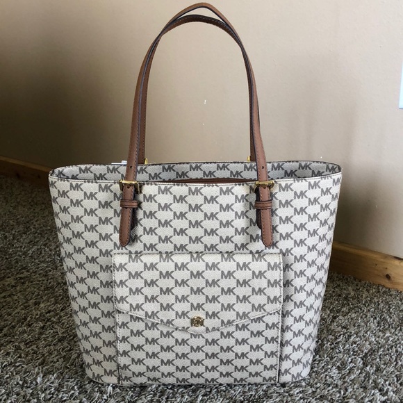 Michael Kors Handbags - 🔥SALE 🔥Michael Kors Jet Set Item Tote/purse
